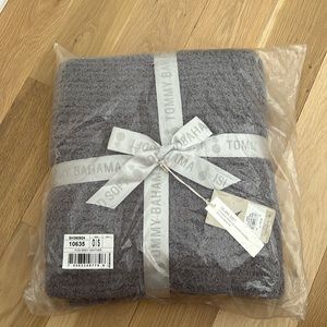 Tommy Bahama blanket.never used.